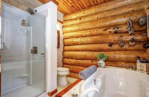 Lyndhurst Cabin | Relaxing and private waterfront log cabin
