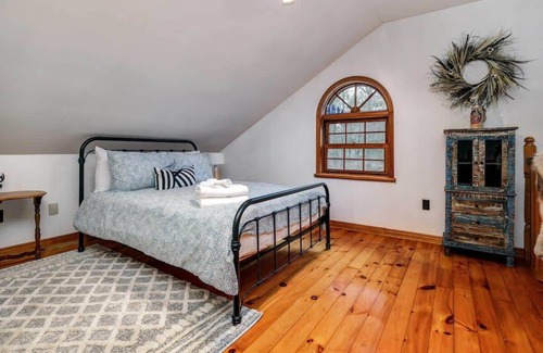 Lyndhurst Cabin | Relaxing and private waterfront log cabin