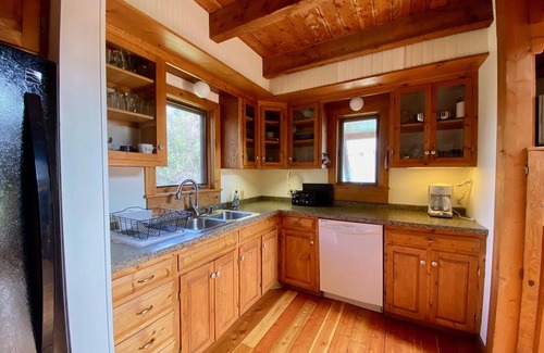 Emigrant House | Relaxing and Private Base to Explore Yellowstone National Park and SW Montana.