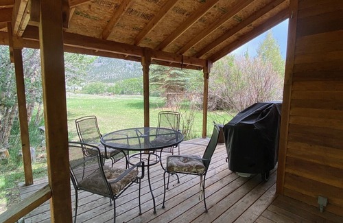 Emigrant House | Relaxing and Private Base to Explore Yellowstone National Park and SW Montana.