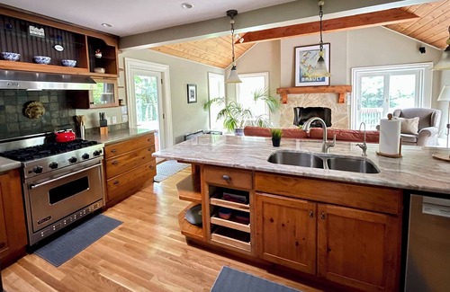 Ann Arbor House | Relaxing Ann Arbor Stay — Sleeps 9, Hot Tub, Deck, and Gourmet Kitchen