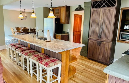 Ann Arbor House | Relaxing Ann Arbor Stay — Sleeps 9, Hot Tub, Deck, and Gourmet Kitchen