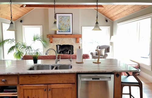 Ann Arbor House | Relaxing Ann Arbor Stay — Sleeps 9, Hot Tub, Deck, and Gourmet Kitchen