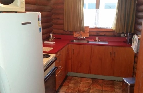Whangamata House | Relaxing at the Log Cabin