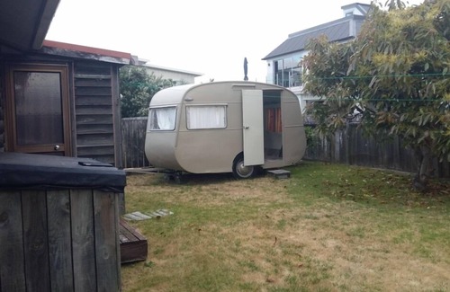 Whangamata House | Relaxing at the Log Cabin