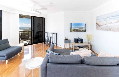 Main Beach Apartment | Relaxing Beach Pad / Main Beach