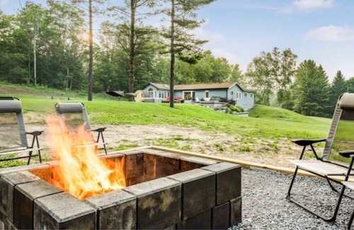 East Gwillimbury House | Relaxing Chalet Retreat at Sharon, ON