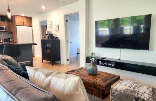 Quartier 5-4 Apartment | Relaxing Cityscape with Hot Tub