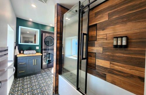 Quartier 5-4 Apartment | Relaxing Cityscape with Hot Tub