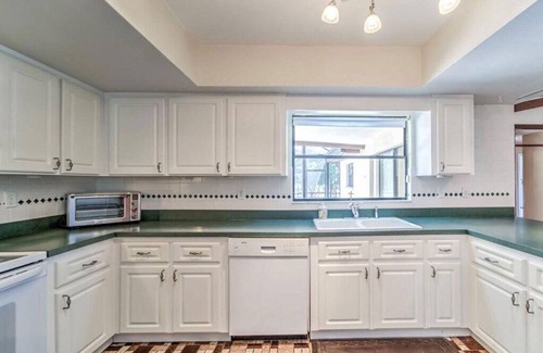 Fish Hawk Other | Relaxing Country Farmhouse with Hot Tub and Goats Sleeps 12