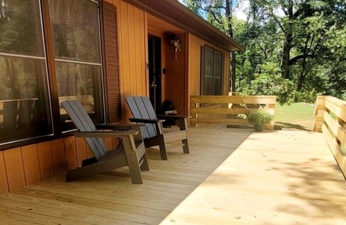Bristol Cabin | Relaxing Creekside Retreat - Firepit, Outdoor Dining, Creek View, Sleeps 4