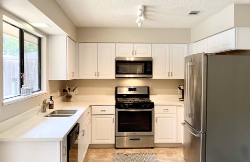 Pflugerville House | Relaxing Creekside Luxury Retreat w/Private Pool + Hot Tub