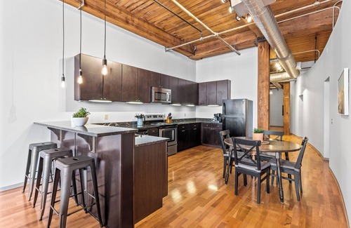 Downtown West Apartment | Relaxing Downtown Loft-Walk to Conventions/Games