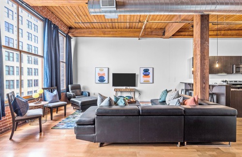 Downtown West Apartment | Relaxing Downtown Loft-Walk to Conventions/Games