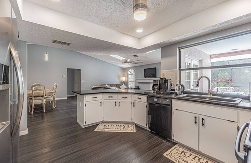 Elfers House | Relaxing family house w/pool - 3 beds 2 bath