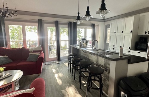 Fenelon Falls House | Relaxing Farmhouse Escape