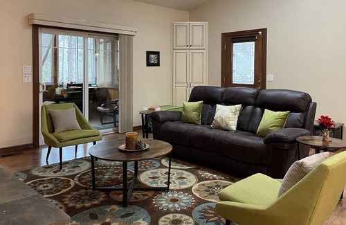 Strawberry Cabin | *Relaxing get away & large entertaining backyard*