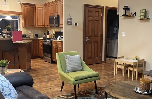 Strawberry Cabin | *Relaxing get away & large entertaining backyard*