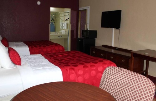 Perry House | Relaxing Getaway! Free Parking, Pool, Near Perry Area Historical Museum