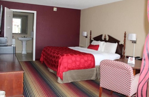 Perry House | Relaxing Getaway! Free Parking, Pool, Near Perry Area Historical Museum