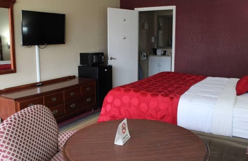 Perry House | Relaxing Getaway! Free Parking, Pool, Near Perry Area Historical Museum