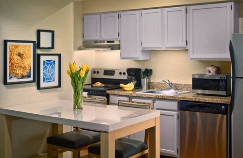 Newark Resort | Relaxing Getaway in Newark! Swimming Pool, Free Breakfast & Parking Available!