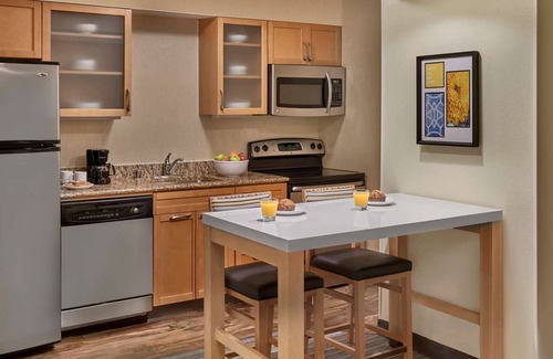 Newark Resort | Relaxing Getaway in Newark! Swimming Pool, Free Breakfast & Parking Available!