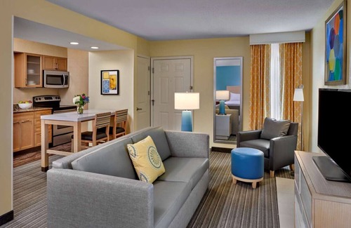Newark Resort | Relaxing Getaway in Newark! Swimming Pool, Free Breakfast & Parking Available!