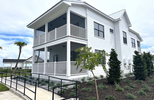 Lake Alfred Cottage | Relaxing Getaway on the Lake at Adams Estate
