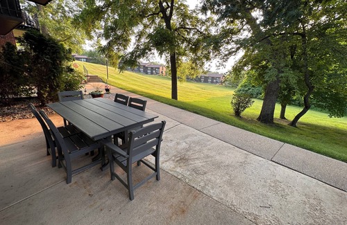Lake Geneva Condo | Relaxing Getaway/StepsToLake/Pool/Tennis near DT Lake Geneva