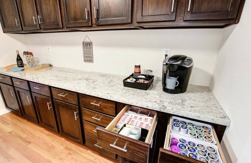 Citrus Heights House | Relaxing getaway with pool, outdoor bar, putting green and pool table