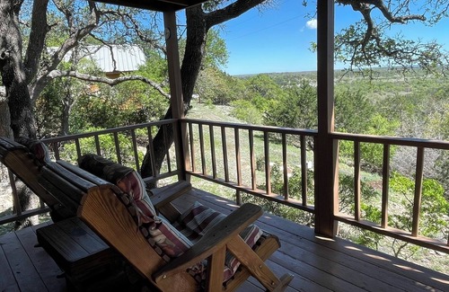Fredericksburg Apartment | Relaxing Getaway at The Lookout Cabin, Pet Friendly