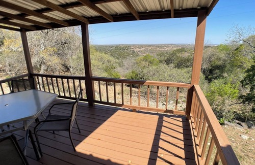 Fredericksburg Apartment | Relaxing Getaway at The Rocky Top Cabin, Pet Friendly