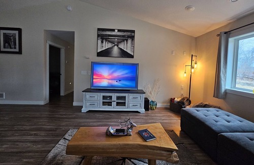 Brainerd House | Relaxing Getaway with Hot Tub! 3-BR, 2-BA, One-Level