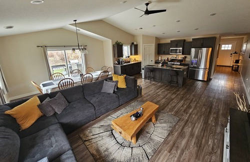 Brainerd House | Relaxing Getaway with Hot Tub! 3-BR, 2-BA, One-Level