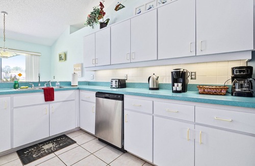 Fairway Oaks House | Relaxing Gulf Getaway Heated Pool, Covered Patio & Prime Location Near Parks, Beaches & Attractions!