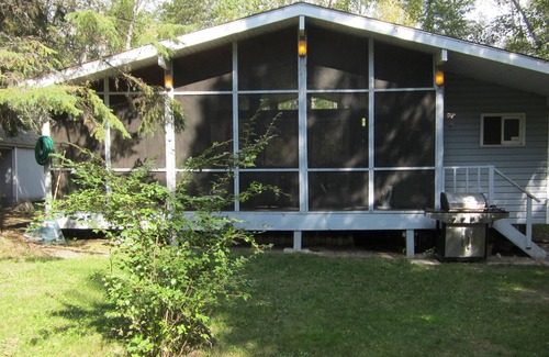 Hillside Beach Cabin | Relaxing Hillside Beach Cottage - Lake Winnipeg