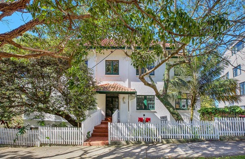 Bellevue Hill Apartment | Relaxing Home in Coastal Colours. Close to Bondi Beach.