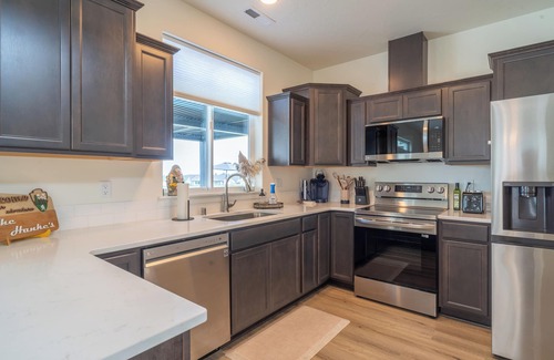 Moses Lake House | Relaxing home w/POOL & HOT TUB on the golf course!