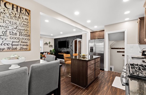 Ferndale House | Relaxing~ Hot Tub ~ Hideout with Home Theatre ~ Arcade games ~ & Pool Table!