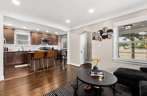 Ferndale House | Relaxing~ Hot Tub ~ Hideout with Home Theatre ~ Arcade games ~ & Pool Table!