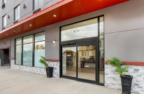 Queens Hotel | Relaxing Hotel Room with Plush Bedding & Peace | Near JFK Airport – 10 Min Ride
