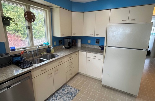 South Hero House | RELAXING ISLAND GETAWAY - WATERFRONT BEACH AND SKI HOUSE ON LAKE CHAMPLAIN