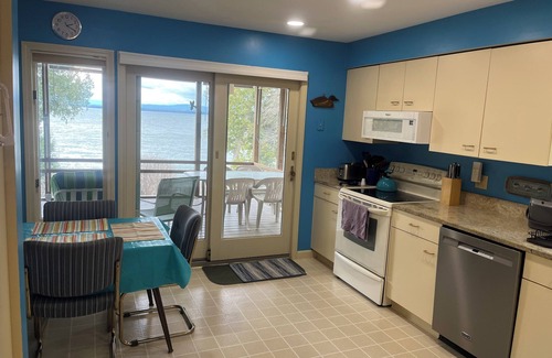 South Hero House | RELAXING ISLAND GETAWAY - WATERFRONT BEACH AND SKI HOUSE ON LAKE CHAMPLAIN