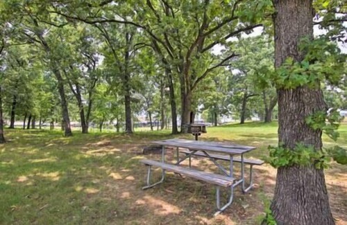 Fort Gibson House | Relaxing King Master Suite! Great backyard, Games, Firepit