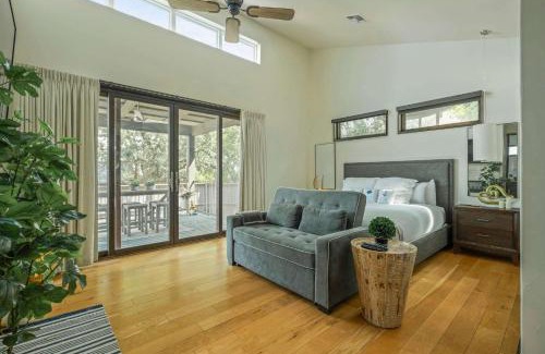 Spicewood House | Relaxing Lake Escape - 1BR, Pickleball & BBQ
