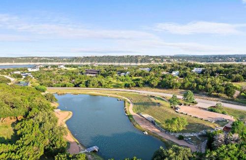Spicewood House | Relaxing Lake Escape - 1BR, Pickleball & BBQ