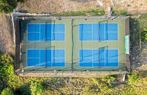Spicewood House | Relaxing Lake Escape - 1BR, Pickleball & BBQ