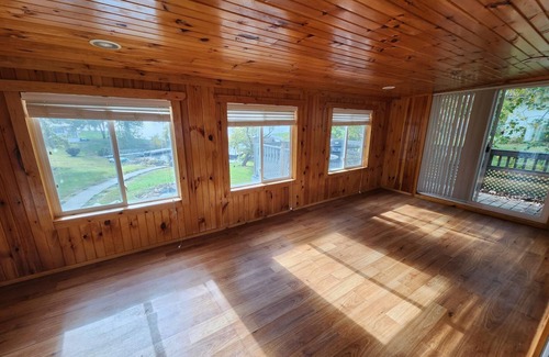 Marion House | Relaxing lake front home with beautiful view on the lake, sleeps 7.