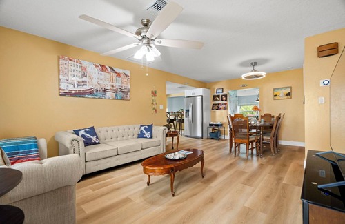 The Lakes House | Relaxing Lake House: Heated Pool, Birds, Fishing, Sunset Skies & Pool Table